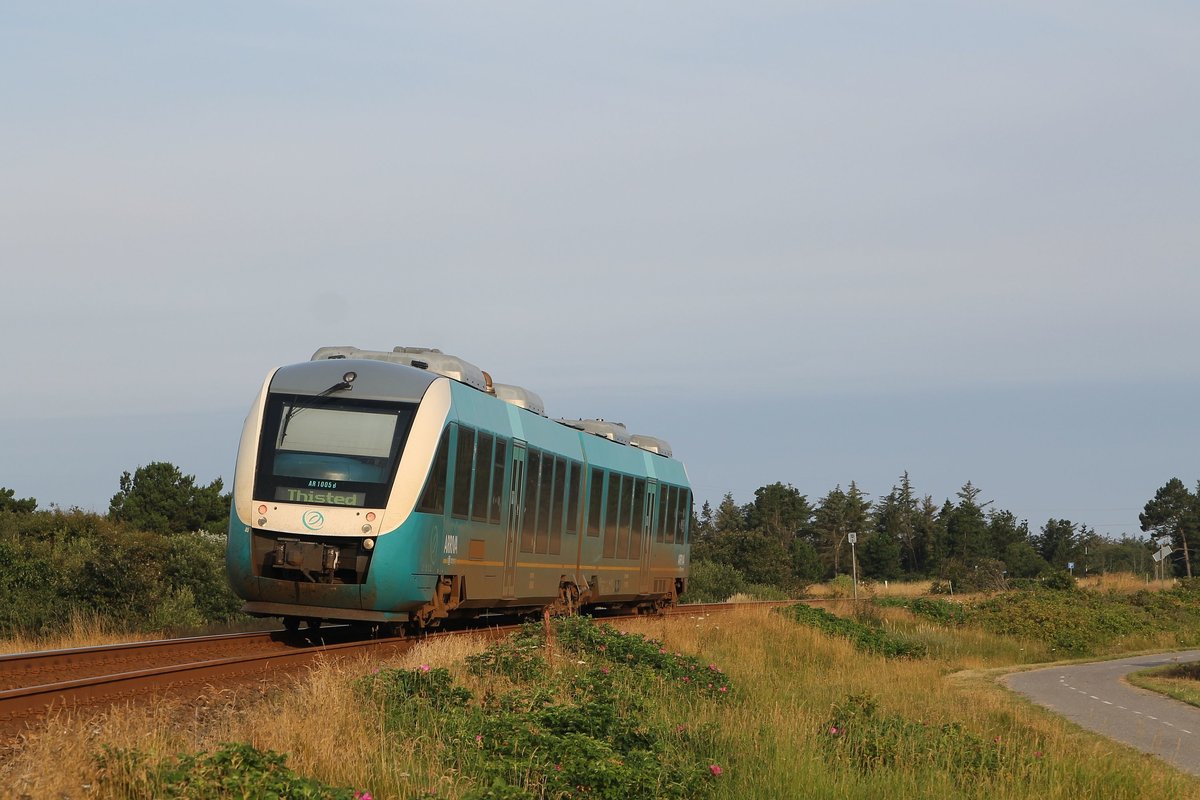 AR 1005 von Arriva mit Regionalzug 5509 Struer-Thisted bei Oddesund Nord am 9-8-2015.