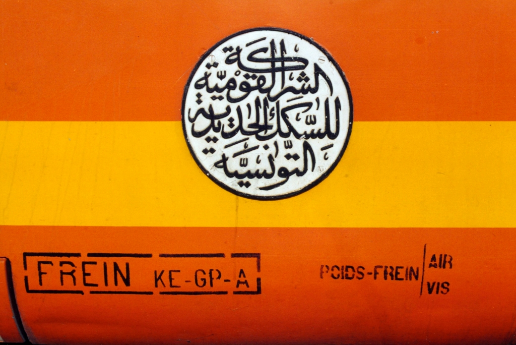 Arabischsprachiges Logo der SNCTF am YZ-668. Bild vom 01.Jänner 2002 im Gare de Nabeul. (Fotoscan)
