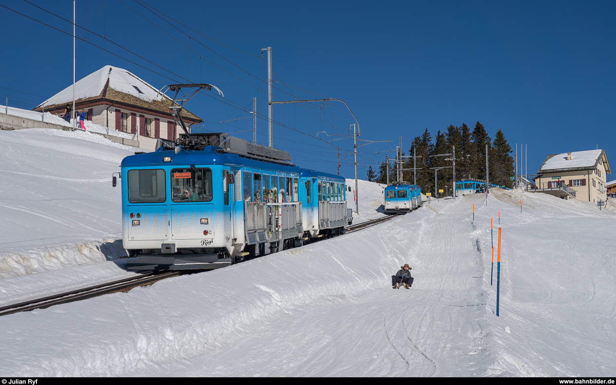 ARB BDhe 2/4 11 am 16. Februar 2019 auf Talfahrt unterhalb Rigi Staffel. Dahinter folgt mit dem BDhe 2/4 14 ein weiterer Triebwagen der gleichen Serie. Die vier zwischen 1949 und 1967 abgelieferten Pendelzüge tragen heute noch die Hauptlast des Verkehres auf der ARB.