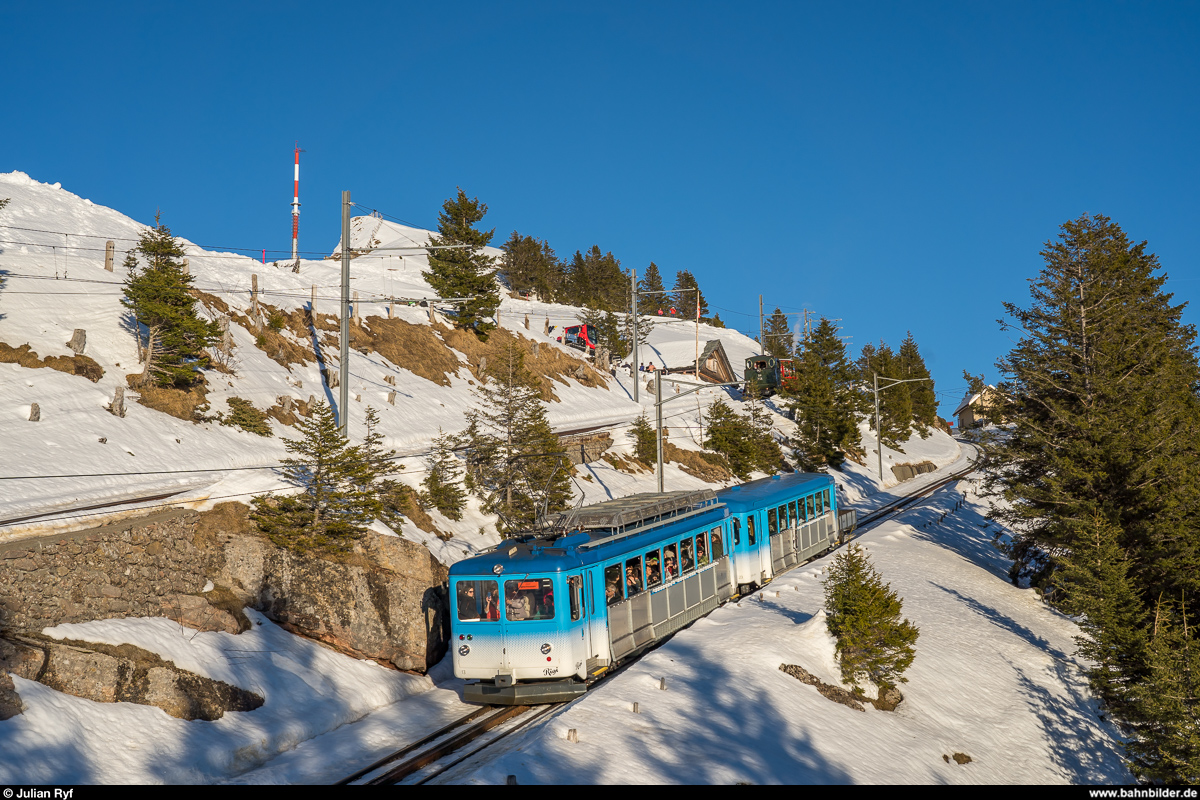 ARB BDhe 2/4 13 mit Bt 23 und Kkm 67 am 16. Februar 2019 auf Talfahrt zwischen Rigi Kulm und Rigi Staffel.
