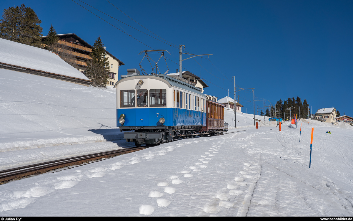 ARB BDhe 2/4 7 von 1925 mit dem B 33 und dem Vorstellwagen 65 am 16. Februar 2019 auf Talfahrt unterhalb Rigi Staffel.