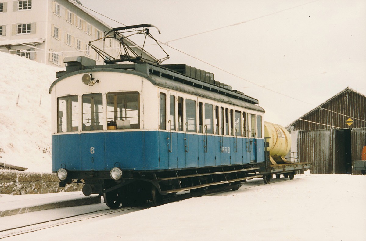 ARB: Dienstzug mit BDhe 2/3 Nr. 6 (1911) noch mit dem blauen Originalanstrich in Rigi Klum am 10. November 1985.
Foto: Walter Ruetsch 