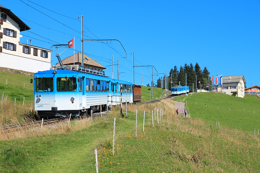 ARB-Züge mit BDhe 4/4 Nr. 15 (vorne, Baujahr 1987) und BDhe 2/4 Nr. 14 (hinten, Baujahr 1967) auf Talfahrt unterhalb Rigi-Staffel, 14. Sept. 2014, 12:12