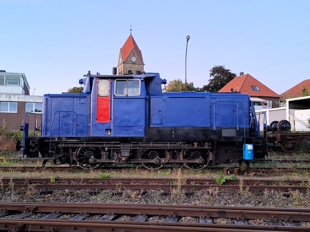 Arbeit für die alte TWE Werkstatt in Lengerich-Hohne, die heute unter privater Regie fungiert. Eine V 60 ohne äusserliche Daten der Transdev stand am 2.9.2025 im Freigelände beim Blick auf die Hohner Kirche!