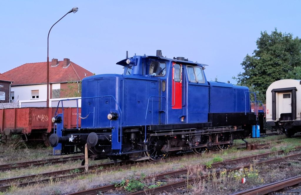 Arbeit für die alte TWE Werkstatt in Lengerich-Hohne, die heute unter privater Regie fungiert. Eine V 60 ohne äusserliche Daten der Transdev stand am 2.9.2025 im Freigelände. Die fehlende Kupplung wurde beim Rangieren durch einen speziellen Riemen ersetzt.