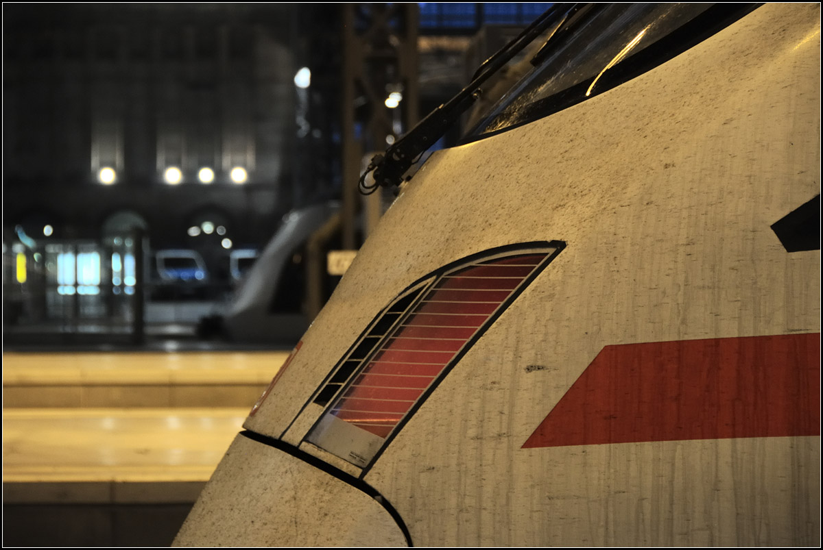 Arbeit macht dreckig -

Ein ICE-T-Zug ruht sich im Leipziger Hauptbahnhof aus. Die Spuren der Fahrt sind deutlich erkennbar.

25.08.2017 (J)