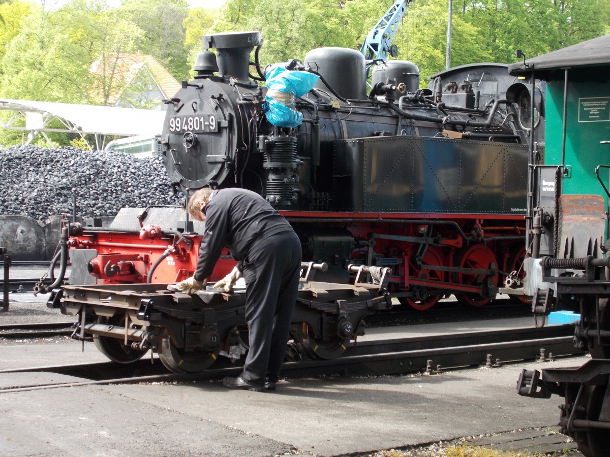 Arbeiten an einem Drehgestell.Aufgenommen,am 13.Mai 2014,in Putbus.