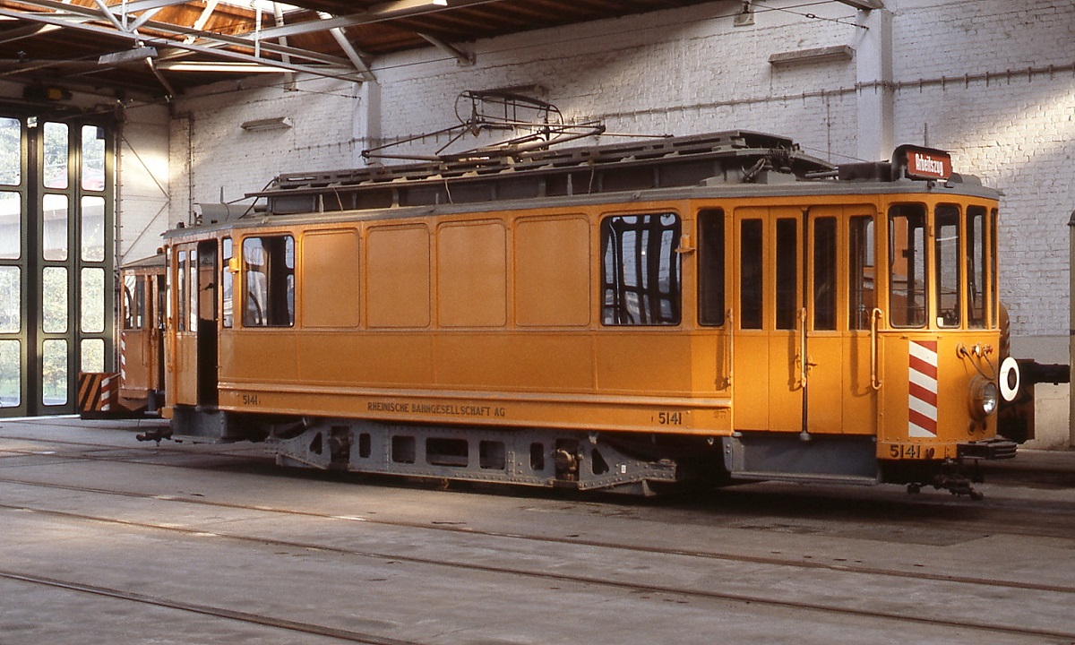 Arbeits-Tw 5141 der Rheinbahn im Februar 1982 im ehemaligen Betriebshof Derendorf. Der Tw wurde 1928 von Westwaggon/AEG gebaut und zunächst als Zwillings-Tw 244 festgekuppelt mit dem baugleichen Tw 243 eingesetzt, ab ca. 1932 als Einzelfahrzeug, und 1969 zum ATw umgebaut. 1985 wurde er verkauft.