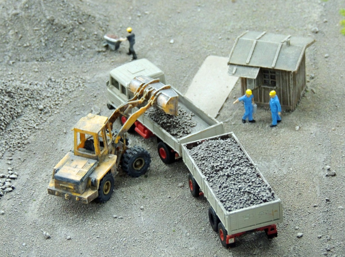 Arbeitsalltag im Steinbruch, Szene der Holle-Modellbahn in Hessisch-Lichtenau (27.10.2013).