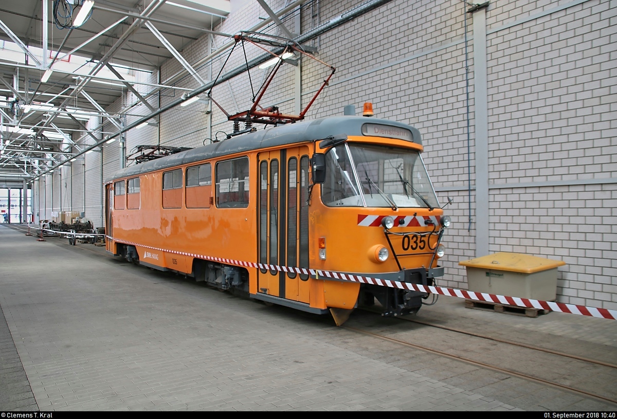 Arbeitsfahrzeug Tatra T4D-C, Wagen 035, der Halleschen Verkehrs-AG (HAVAG) steht anlässlich des Tags der offenen Tore in der Straßenbahnwerkstatt des HAVAG Betriebshofs in der Freiimfelder Straße in Halle (Saale).
[1.9.2018 | 10:40 Uhr]