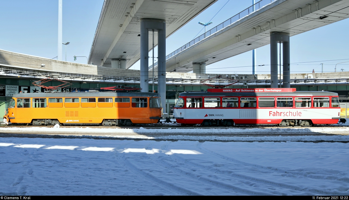 Arbeitsfahrzeug Tatra T4D-C (Wagen 035) und Fahrschulwagen (Wagen 985) stehen als Winterdienst am Riebeckplatz in Halle (Saale), während einige Mitarbeiter gerade die Gleise beräumen.

🧰 Hallesche Verkehrs-AG (HAVAG)
🕓 11.2.2021 | 12:22 Uhr