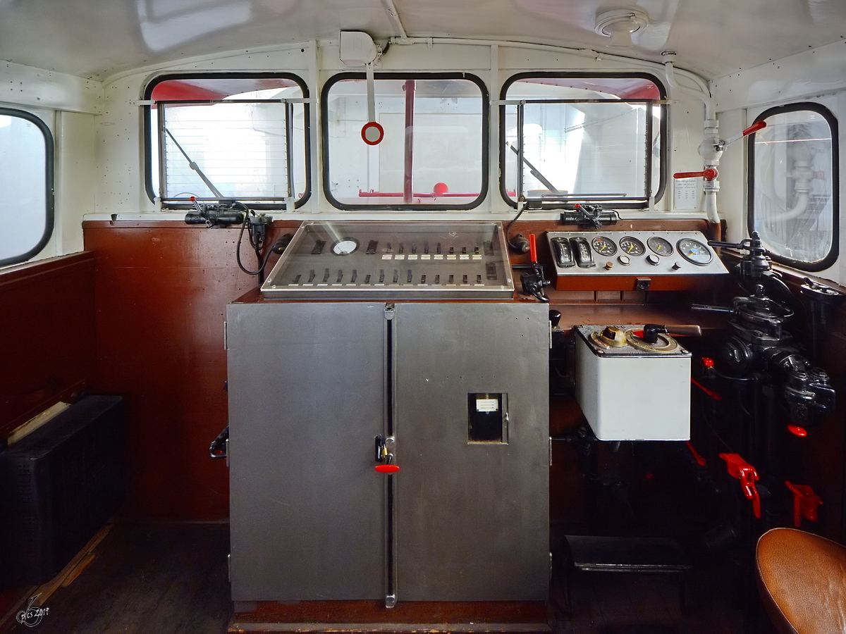 Arbeitsplatz der 1935 gebauten Elektrolokomotive E 63 05, so gesehen Anfang Juni 2019 im Bahnpark Augsburg ausgestellt.