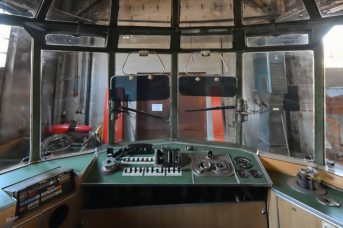 Arbeitsplatz im 1935 gebauten Triebwagen 491 001-4, so gesehen im Europahaus des Bahnparkes Augsburg. (Juni 2019)