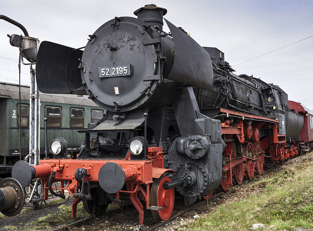 Arbeitsreserve für das BEM. 52 2195 wartet im Bw Nördlingen auf ihre Aufarbeitung. 14.04.2013. Öffentlich zugängliches Gelände

Hersteller: Henschel & Sohn, Kassel
Fabriknummer: 27046
Indienststellung: März 1943
Erst-Bw: RBD Posen
ursprüngl. Fahrzeugnr. 52 2195
Betreibernr. z.Z.d. Aufnahme: 52 2195
Umzeichnungen: 52 2195-7 (01.07.1970); 052 195-5 (01.01.1992)
z-Stellung (DR): 24.02.1988
Radsatzfolge: 1'Eh2
Vmax (km/h): 80
Leistung (PSi): 1.620
Dienstmasse (t): 84
Radsatzfahrmasse max. (t): 15,4
LüP (mm): 22.975

