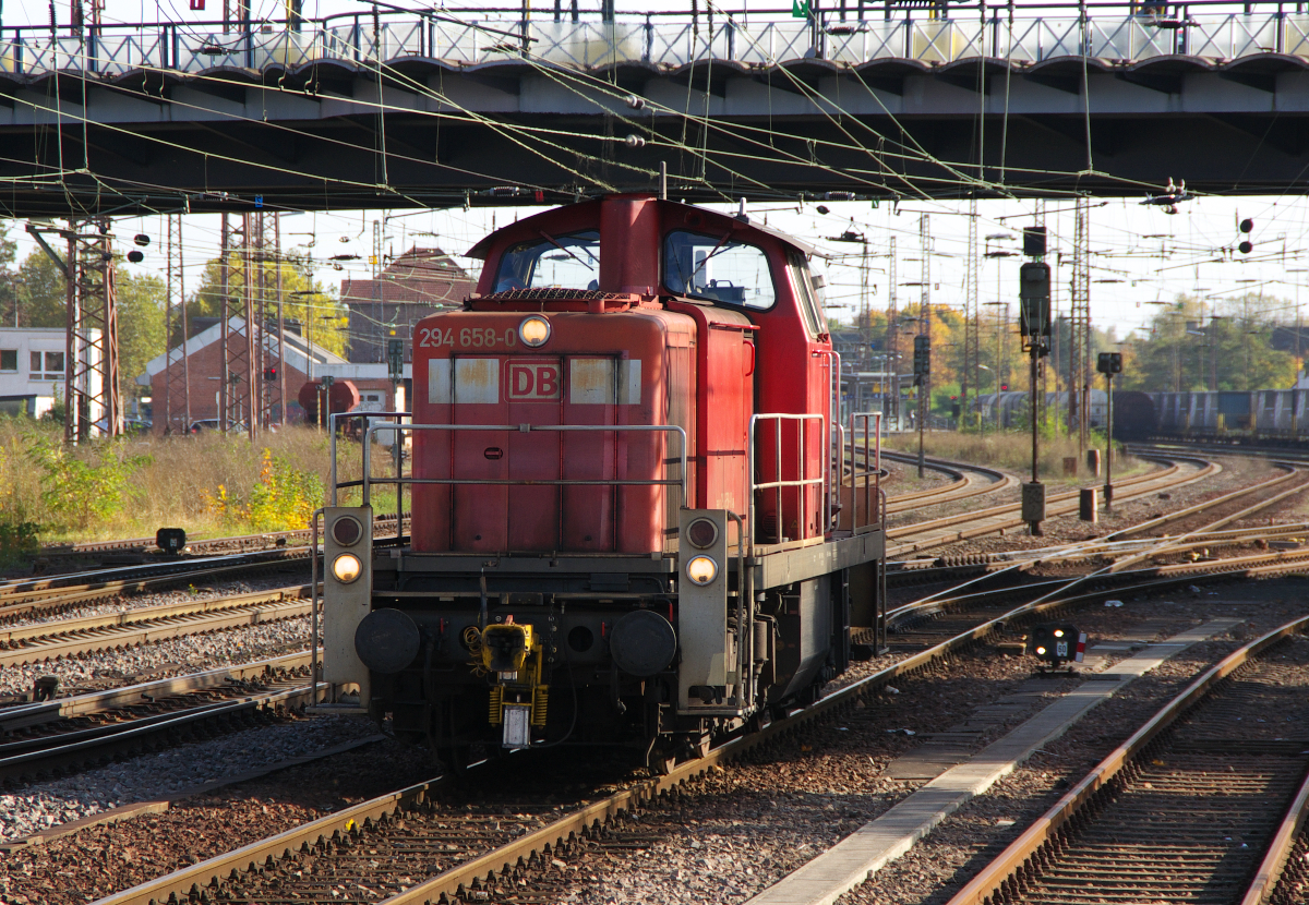 Arbeitstiere - Viele Loks der V90 Baureihen wurden schon durch die Gravita ersetzt aber im Saarland haben die 294er den Rangierdienst noch voll im Griff. 294 658 setzt gerade im Bahnhof Dillingen Saar um und wird dann den MEGA COMBI zum Anschluss Katzenschwänz transportieren. 22.10.2013