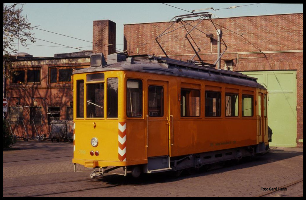 Arbeitstriebwagen 3199 im Tram Bahn Depot in Duisburg am 10.5.1991. 
