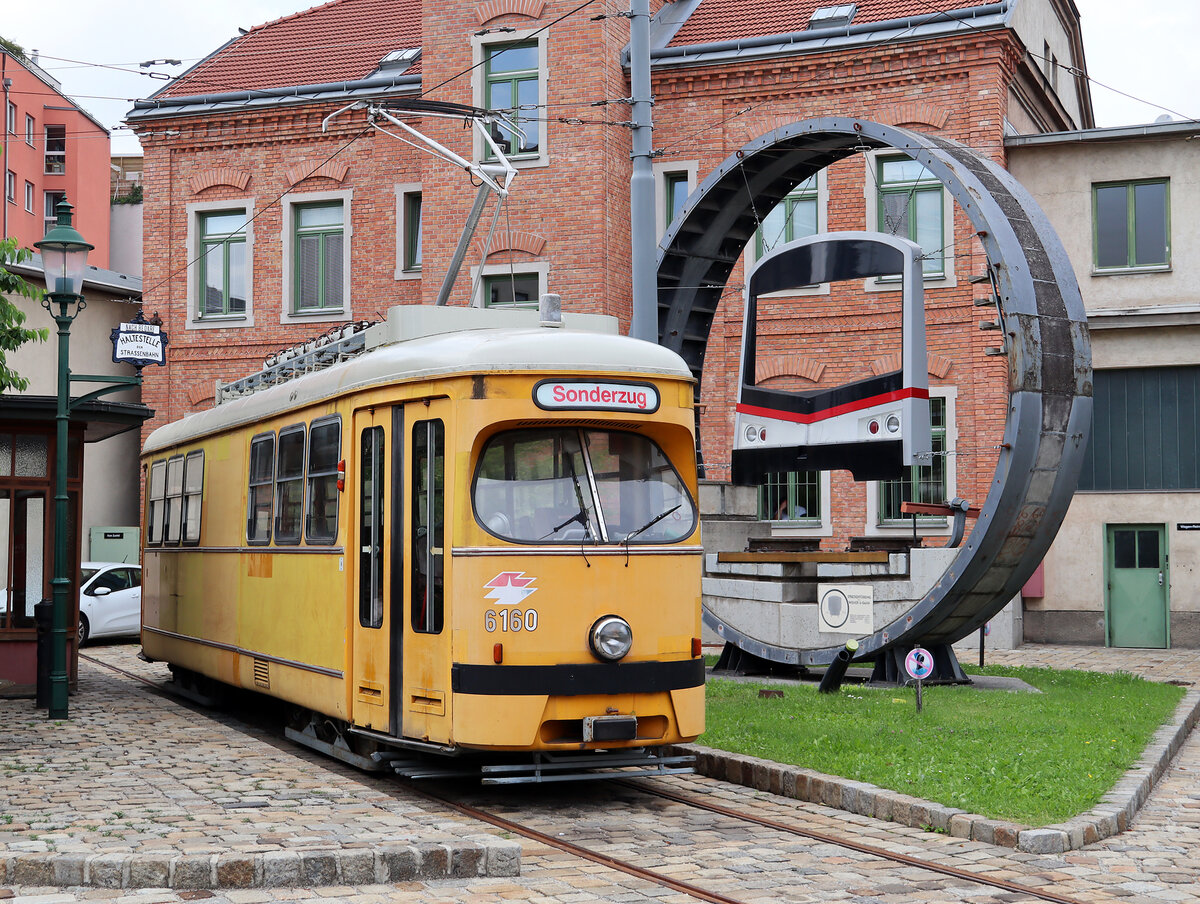 Arbeitstriebwagen 6160 im Verkehrsmuseum der Wiener Linien. Rechts im Hintergrund ein Tunnelprofil der Wiener Metro. Wien, 10.6.2023