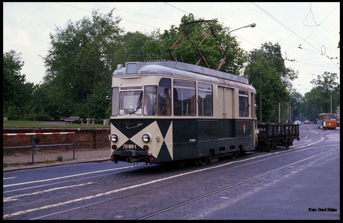 Arbeitstriebwagen ATW 721065 unterwegs am 8.5.1989 in Ostberlin nahe des Straßenbahn Depots Niederschönhausen.