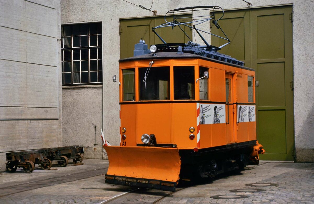 Arbeitswagen A1 der Ulmer Stra�enbahn vor dem fr�heren Depot Weststadt.
Datum: 29.09.1984 