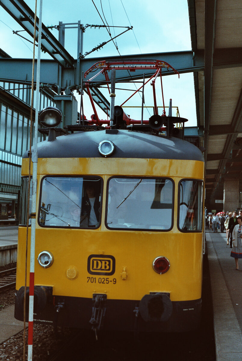 Arbeitswagen der DB (701 025-9), Stuttgart Hauptbahnhof (31.05.1984) 