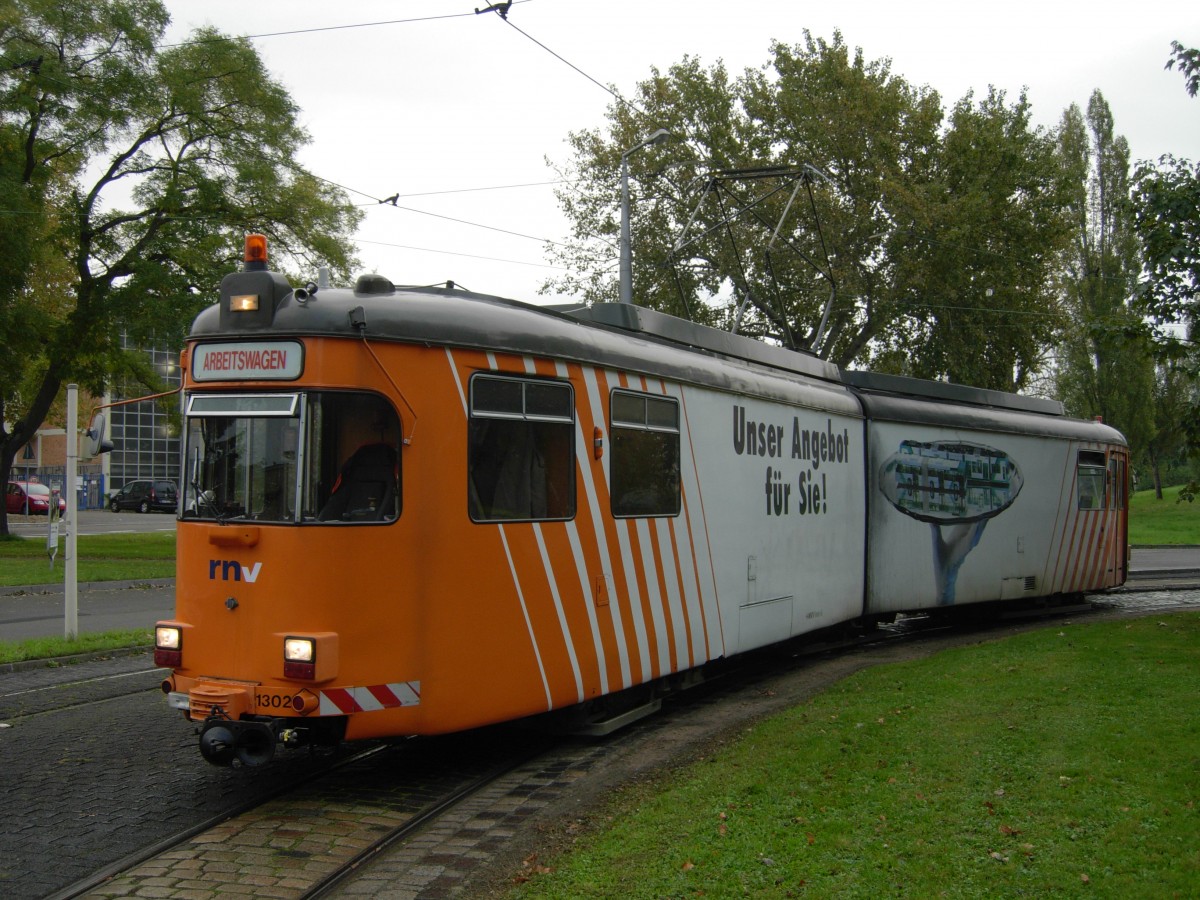 Arbeitswagen der RNV. Er trägt noch die Werbung der MVG für das Konzept  MVG 2000 . Rheinau Endstelle, 25.10.2014 um 10:16 Uhr. 
