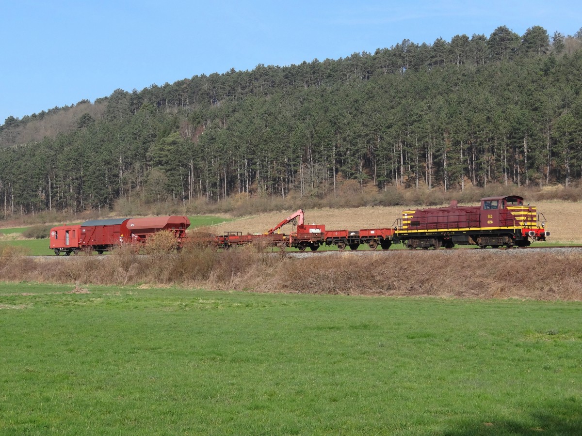 Arbeitzug bei der CFV3V - Zwischen Nismes und Olloy, die BB 914 mit 6 wagen. 08/03/2014