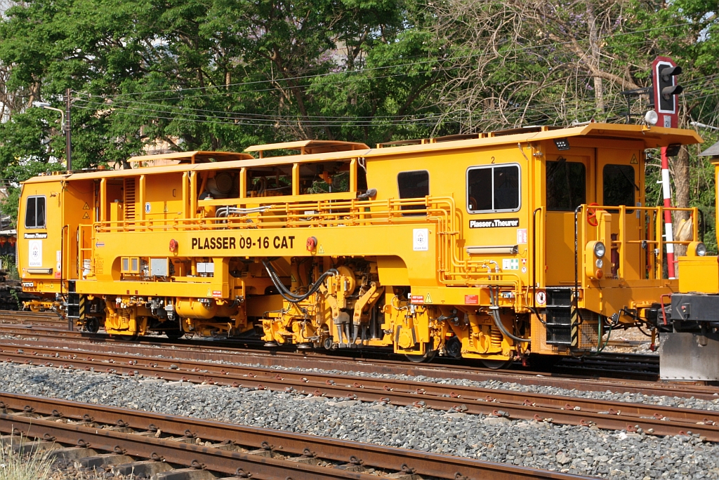 ARC betriebsnummernlose kontinuierlich arbeitende 1-Schwellen-Stopfmaschine für Gleise (Hersteller: Plasser & Theurer, Type 09-16 CAT, Baujahr: 2019, Fab.Nr.: 6968) am 28.März 2023 in der Phitsanulok Station.