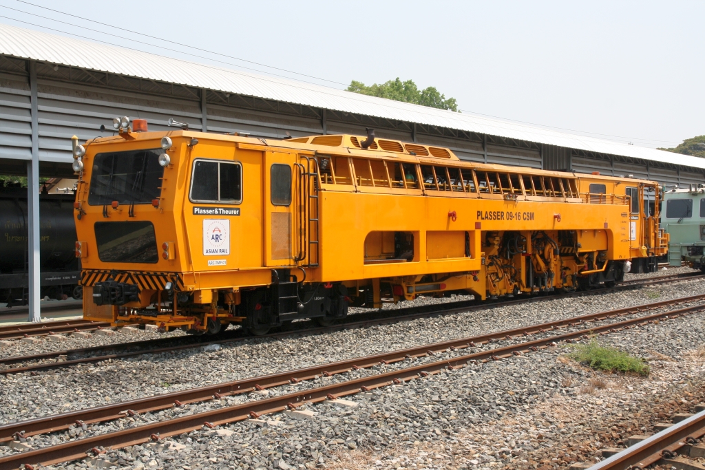 ARC TMP-01, eine Gleisstopfmaschine (Hersteller: Plasser & Theurer, Type 09-16.CSM, Baujahr: 1995, Fab.Nr.: 2.713), am 28.März 2023 in der Phitsanulok Station.