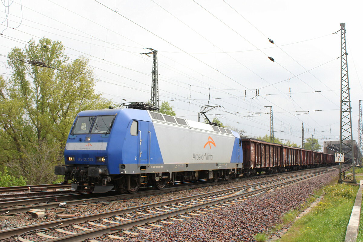 ArcelorMittal 145-CL 203 (91 80 6145 099-8 D-EKO) mit Kohlewagen Richtung Hauptbahnhof, am 06.05.2023 am Abzweig Brcke in Magdeburg.