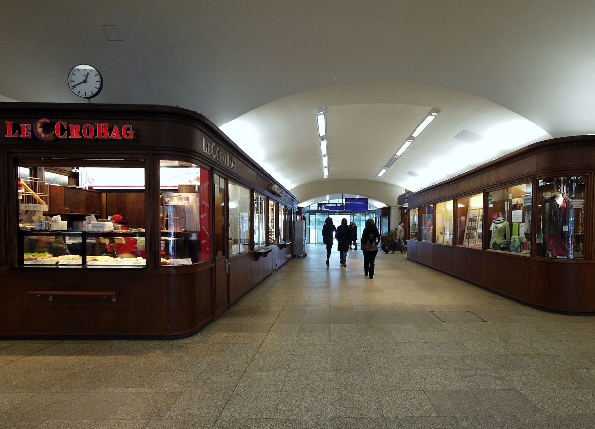 Architekturstudien Bahnhof Hamburg-Dammtor: 2002, ein Jahr vor dem 100. Geburtstag dieser wohl schönsten Hamburger Bahnstation, wurde die aufwändige Restaurierung beendet - inklusive der Wiederherstellung aller holzverkleideten Kioske im Untergeschoss. 2.3.2014 