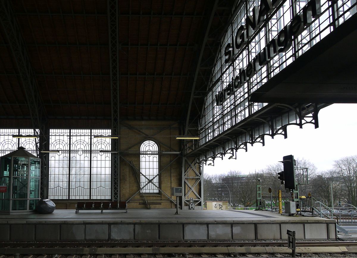 Architekturstudien Bahnhof Hamburg-Dammtor: Blick aus der Halle nach Nordosten, Richtung Alster. (Der fragwürdige Fahrstuhl-Neubau stört nur wenig). 2.3.2014