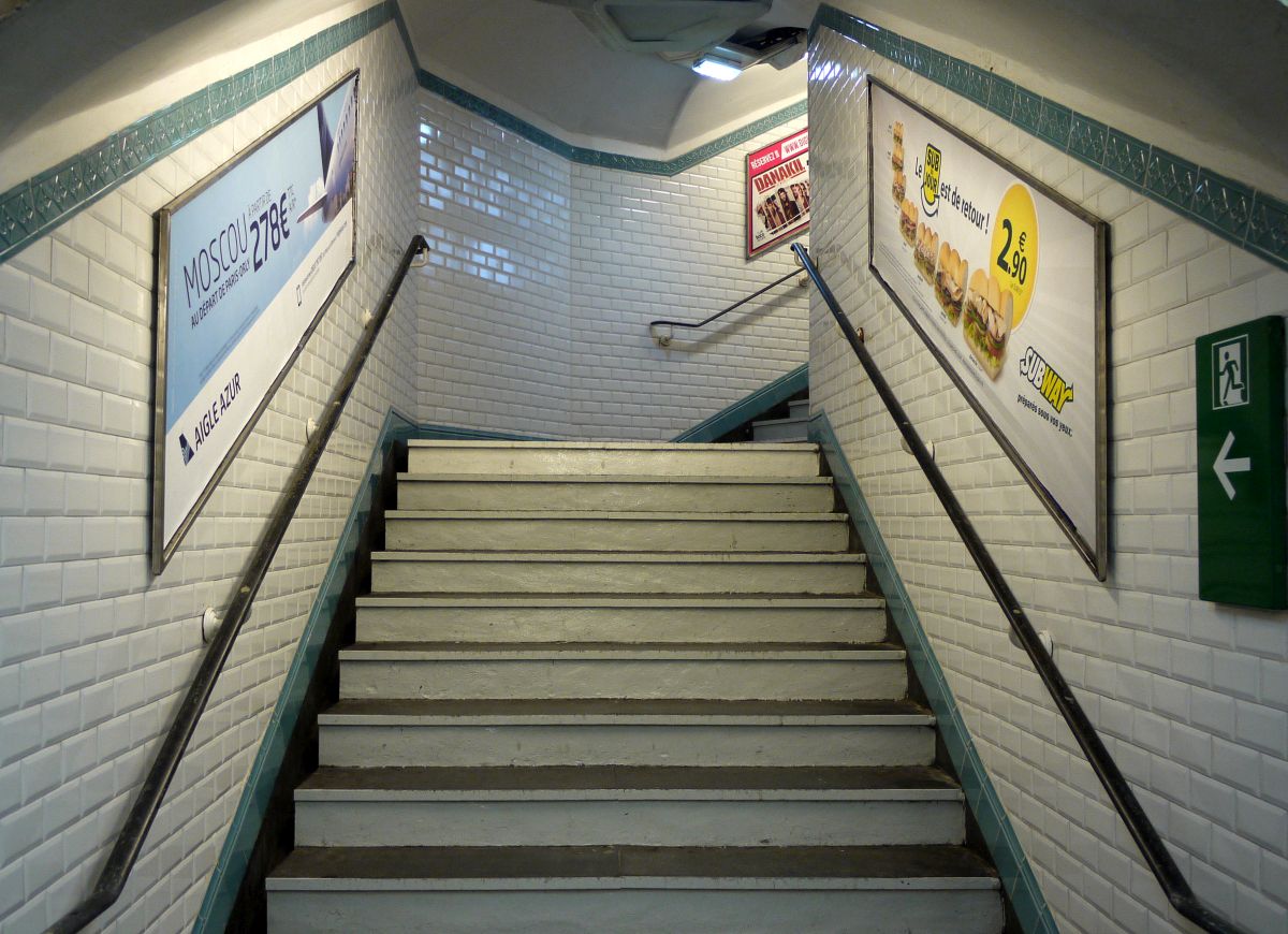 Architekturstudien im Pariser Untergrund: Ausgang in der Station  Porte Dauphine . 17.1.2014