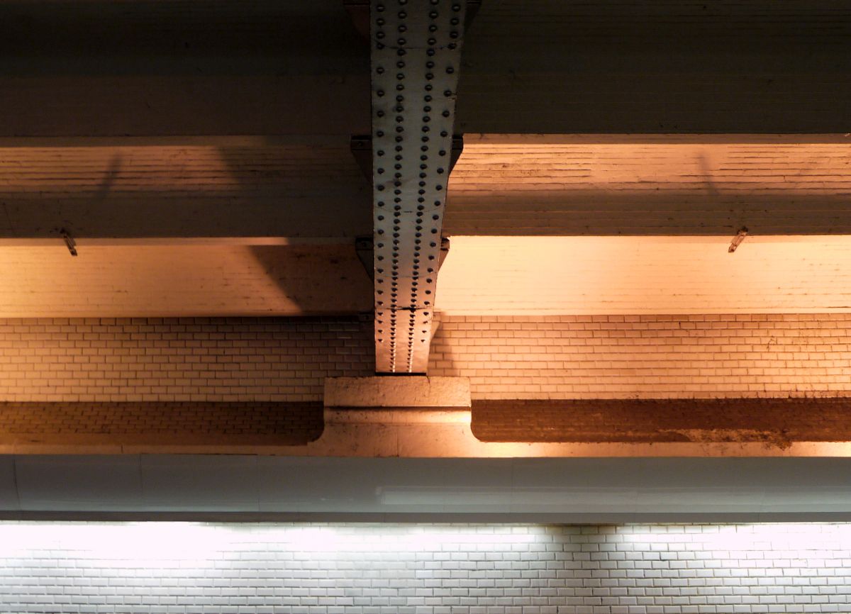 Architekturstudien im Pariser Untergrund: Gewölbedecke in der Station  Rome . 17.1.2014