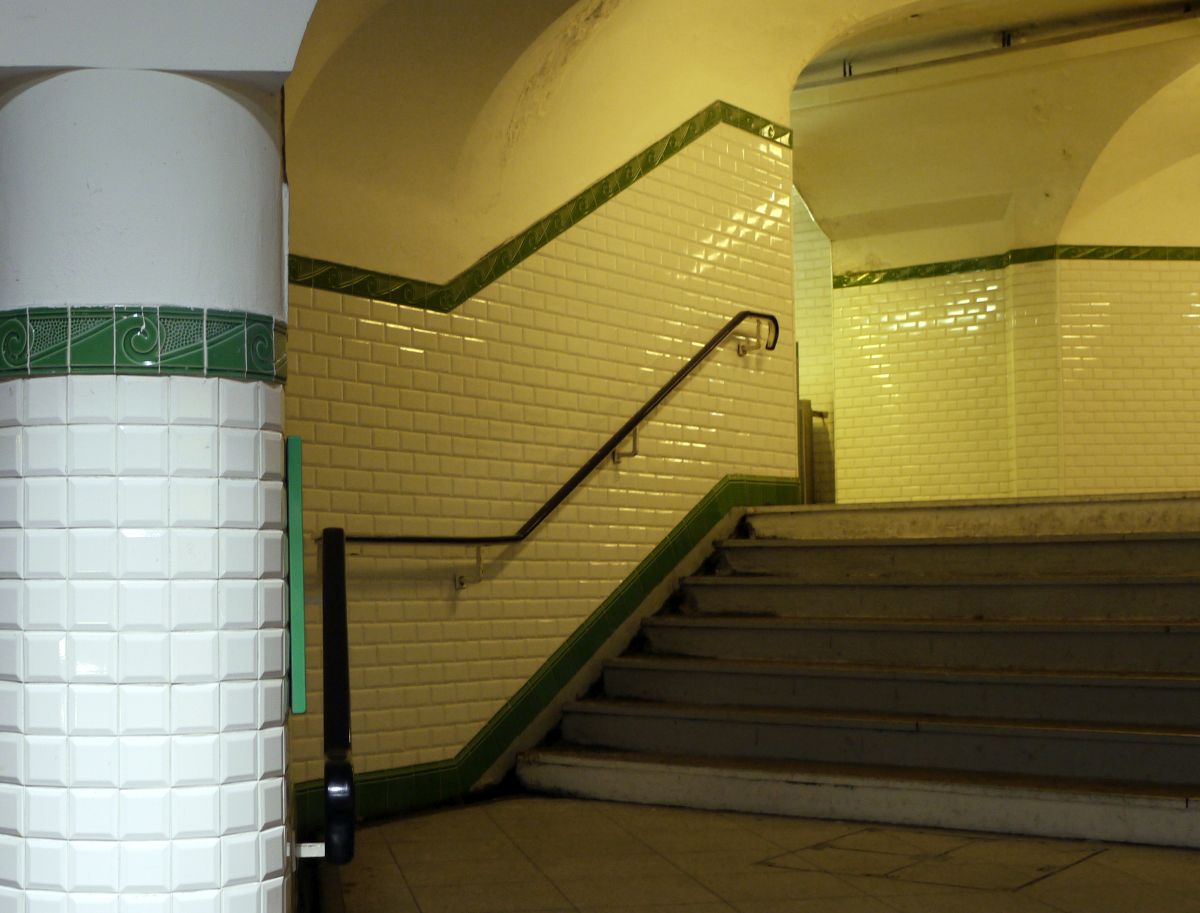 Architekturstudien im Pariser Untergrund: Säulen, Kachelwände und Schmuckbänder in der Verteilerhalle von  Saint-Lazare . 16.1.2014 