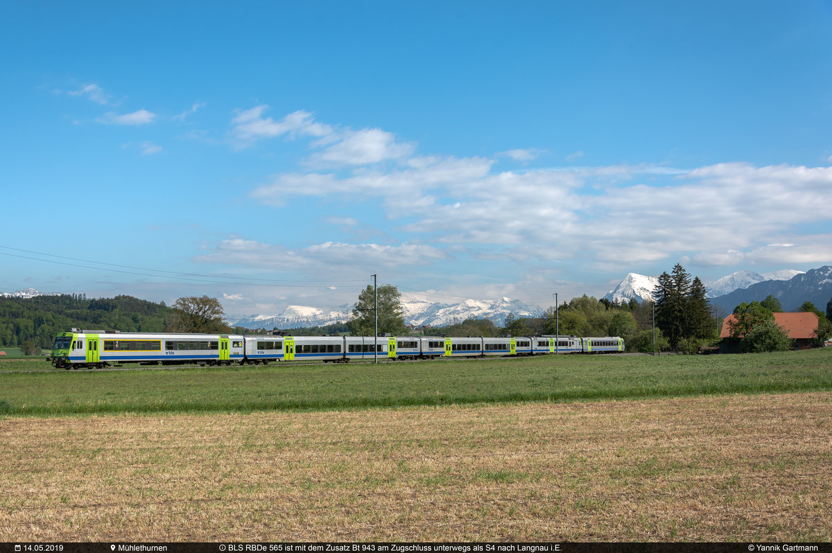 [Archiv] Am 14.05.2019 ist ein mir unbekannter BLS RBDe 565 mit dem Zusatzsteuerwagen Bt 943 als S4 von Thun nach Langnau i.E. unterwegs und konnte hier bei Mühlethurnen kurz vor Thurnen aufgenommen werden.