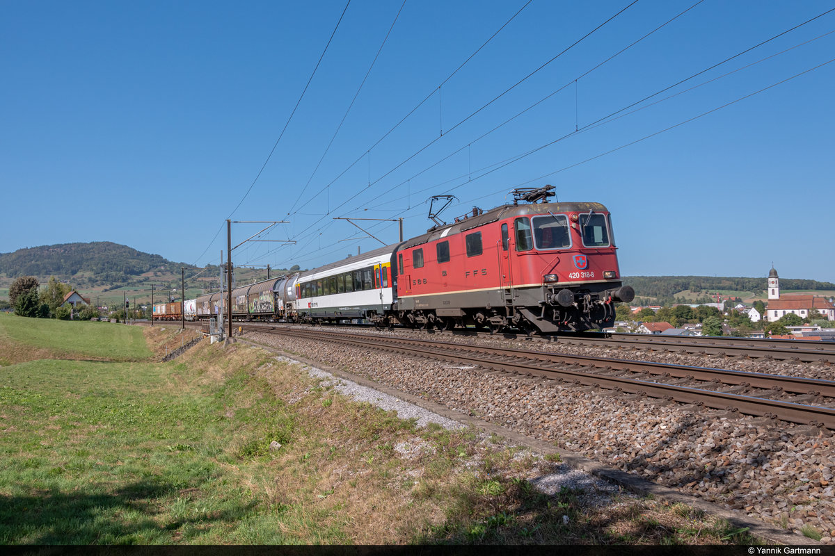 [Archiv] Am 19.09.2019 ist SBB Cargo Re 420 318-8 mit einem Güterzug unterwegs auf der Bözberg-Achse. Interessanterweise wurde ein EW IV A zwischen Lok un dem restlichen Güterzug eingereiht.