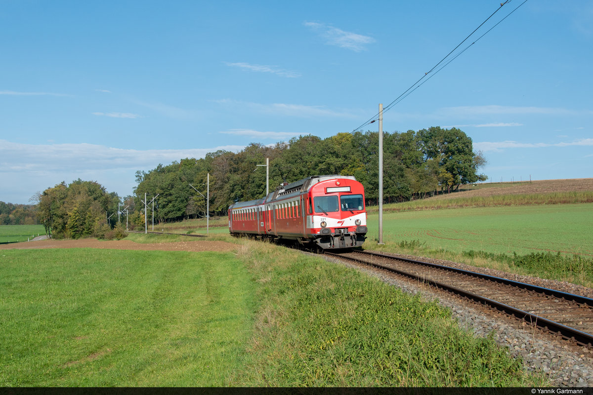 [Archiv] Am 20.10.2019 ist CJ RBDe 566 I 221 unterwegs als Regio Bonfol - Porrentruy und konnte hier an der bekannten Fotostelle in Miécourt aufgenommen werden.