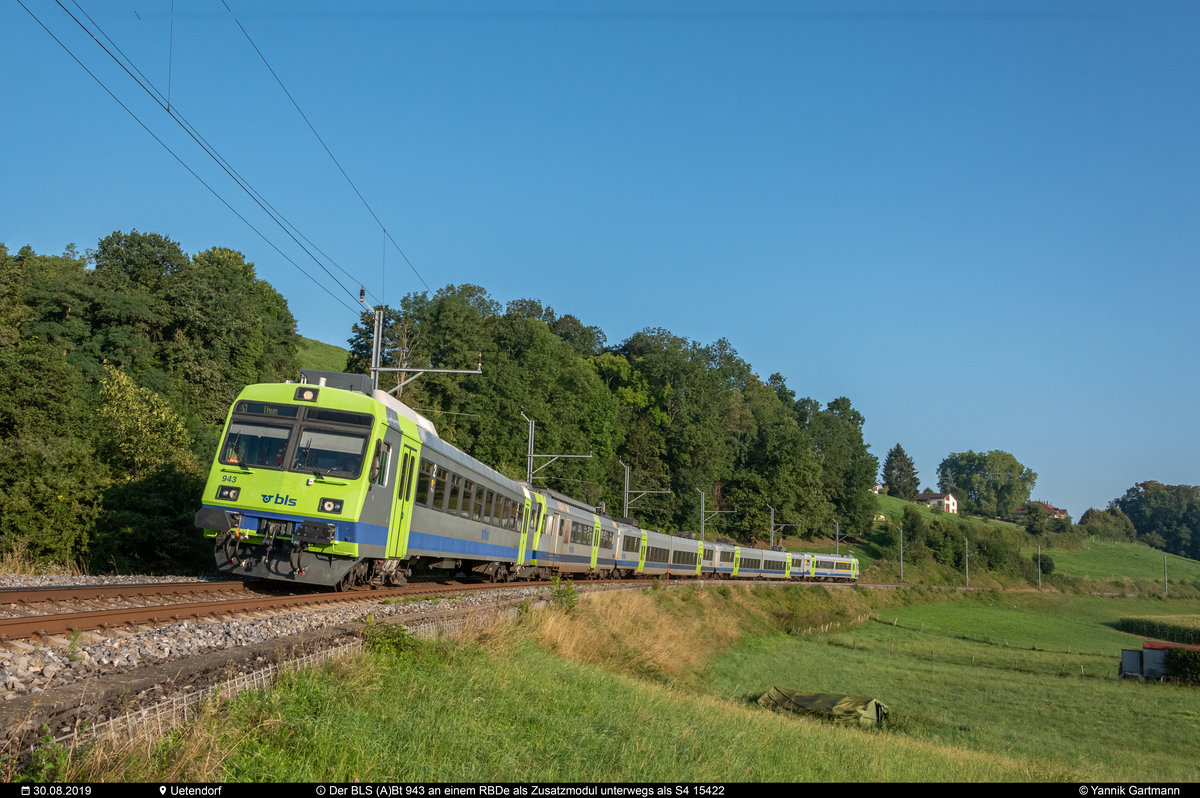 [Archiv] Am 30.08.2019 ist BLS Zusatzsteuerwagen Bt 943 und ein mir unbekannter RBDe 565 als S4 15422 von Langnau i.E. nach Thun unterwegs und konnte hier an einem warmen Sommermorgen bei Uetendorf aufgenommen werden.