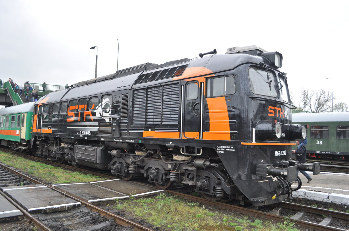 Archiv: STK M 62-1242 im Bf Wolsztyn am 27.04.2013 . Ankunft zum Bahnhofsfest unter dem Motto  20. Jahre PKP Cargo  