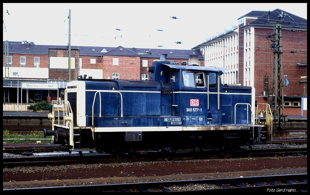 Arg in den Farben ausgeblichen war Rangierlok 360577, als ich sie am 12.10.1997 in Münster HBF antraf.