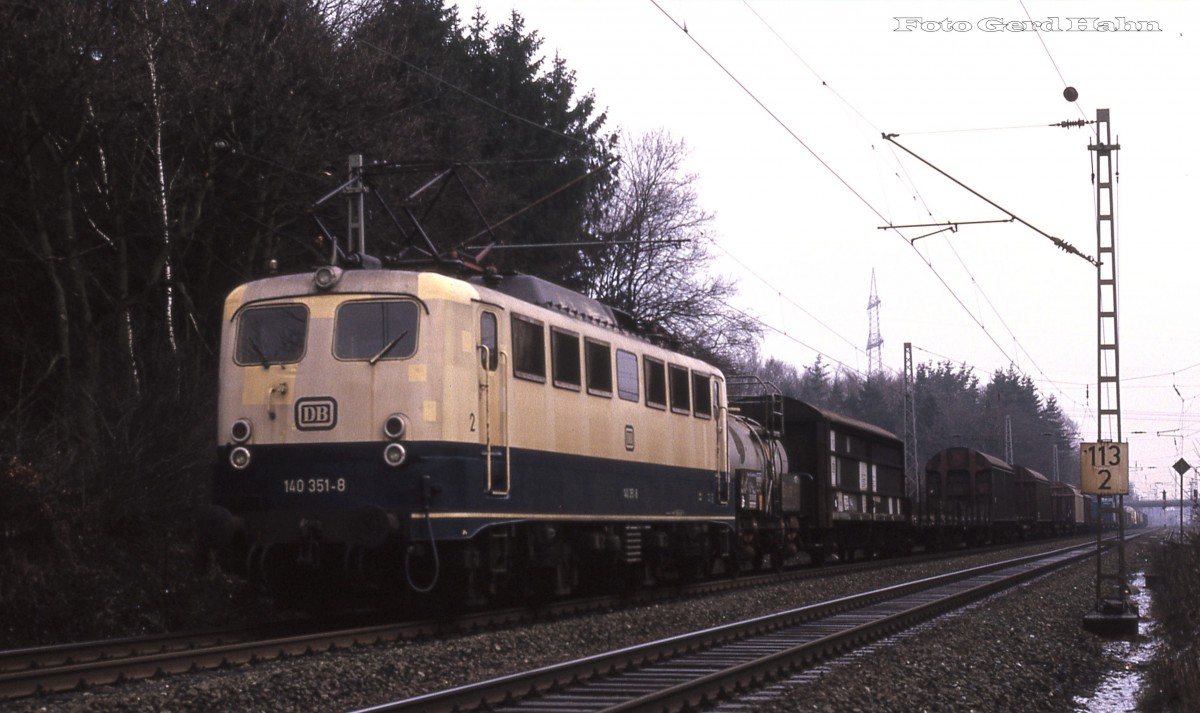 Arg  teillackiert  kommt DB 140351 am 23.12.1987 um 11.54 Uhr in Osnabrück Hörne mit Zug in Richtung Münster daher.