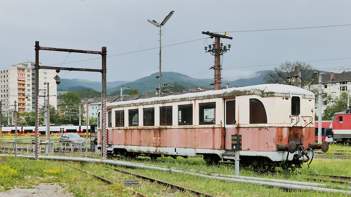 Arg vernachlässigt steht dieser Triebwagen-Beiwagen? B4ip 22 208 neben der Drehscheibe am Südbahnmuseum am Bahnhof Mürzzuschlag, 07.07.2019 

