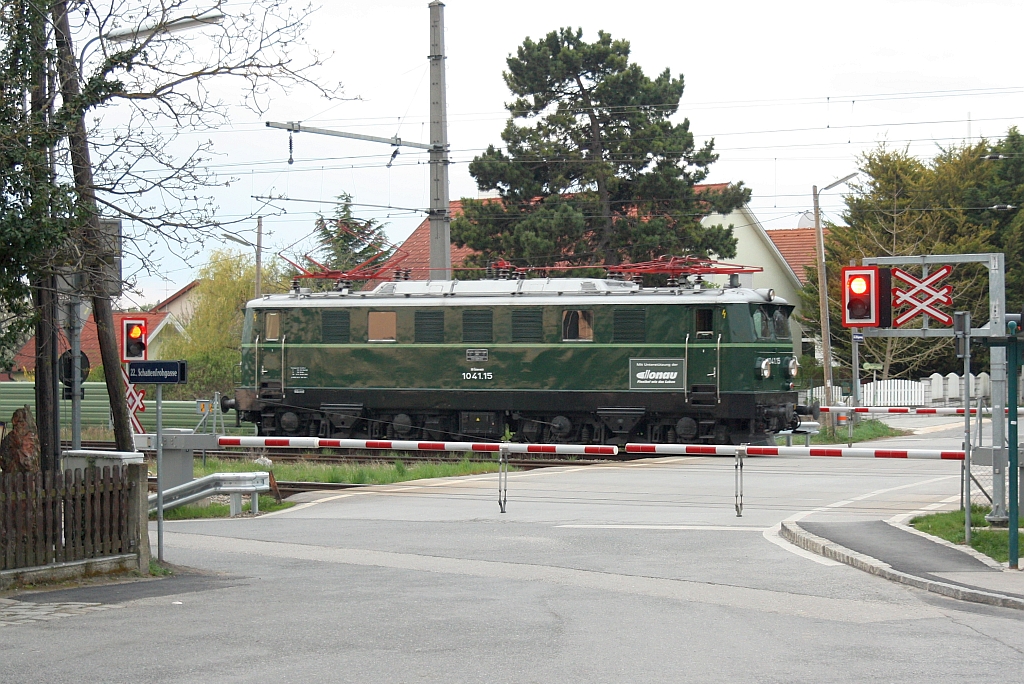 ARGE 1041.15 als Nebenfahrt SLZ 14656 am 19.April 2015 in Gerasdorf, wo sie den SLP 14632 nach St. Pölten vorspannen wird.