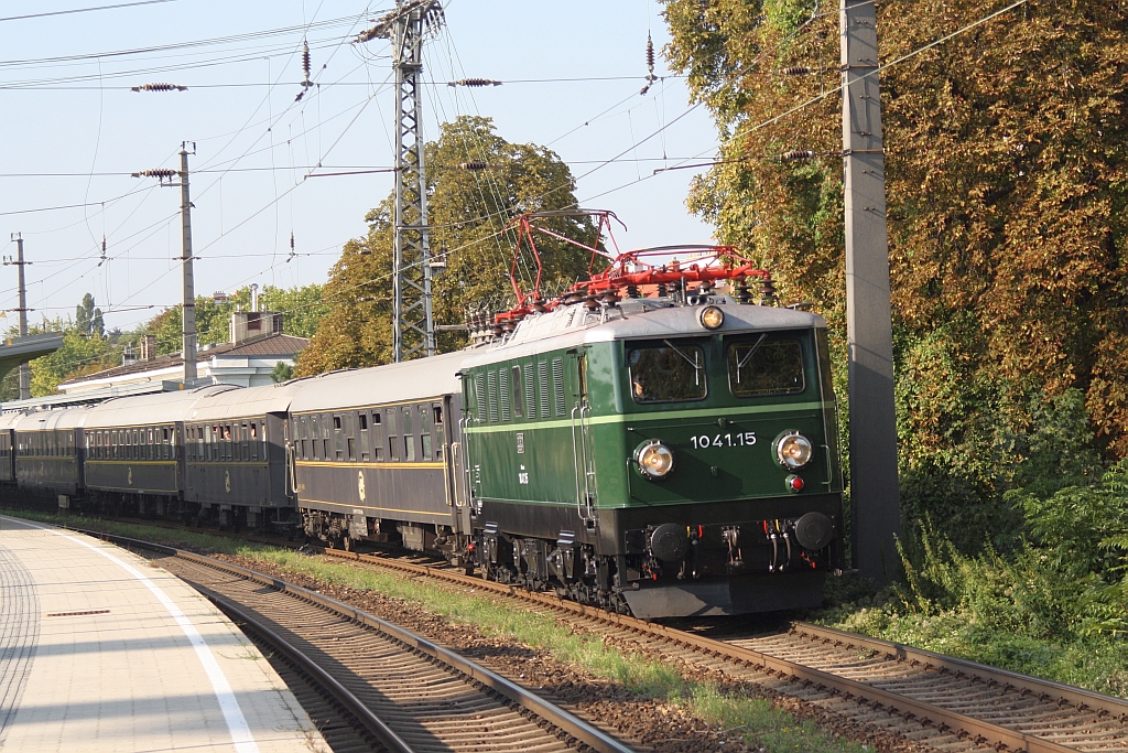 ARGE 1041.15 fährt am 29.August 2015 mit dem SR 17147 aus dem Bf. Heiligenstadt.