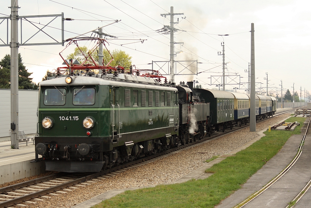 ARGE 1041.15 und NLB 93.1420 mit dem SLP 14632 von Mistelbach nach St. Pölten am 19.April 2015 in Hausleiten.
