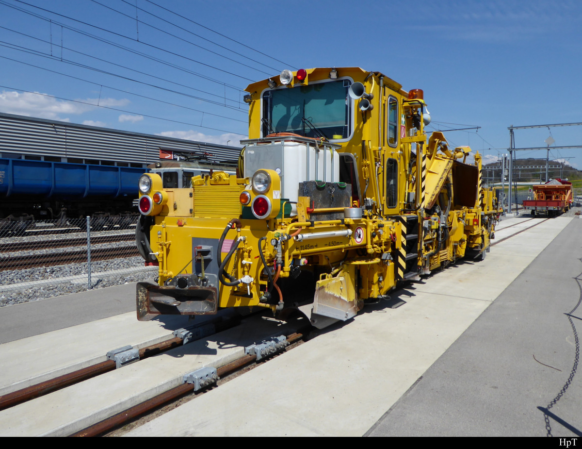 Arge MEVA ( RhB ) - Gleisbaumaschine PBR-V 500 ZW zu besuch bei der asm Seeland in Siselen - Finsterhenen am 018.04.2019