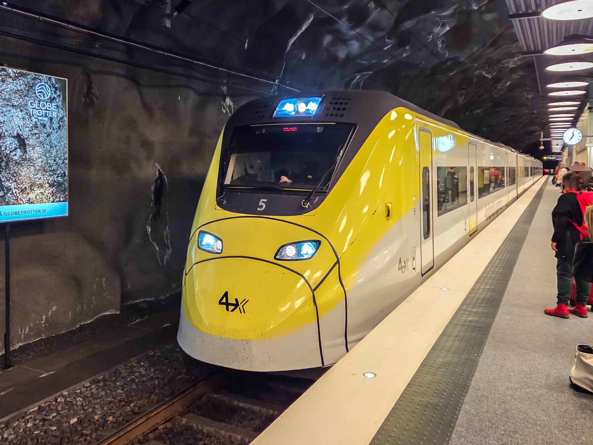 Arlanda Express Zug Nr. 5 steht in Flughafen Arlanda Nord zur Fahrt nach Stockholm Central bereit, 09.05.2026.