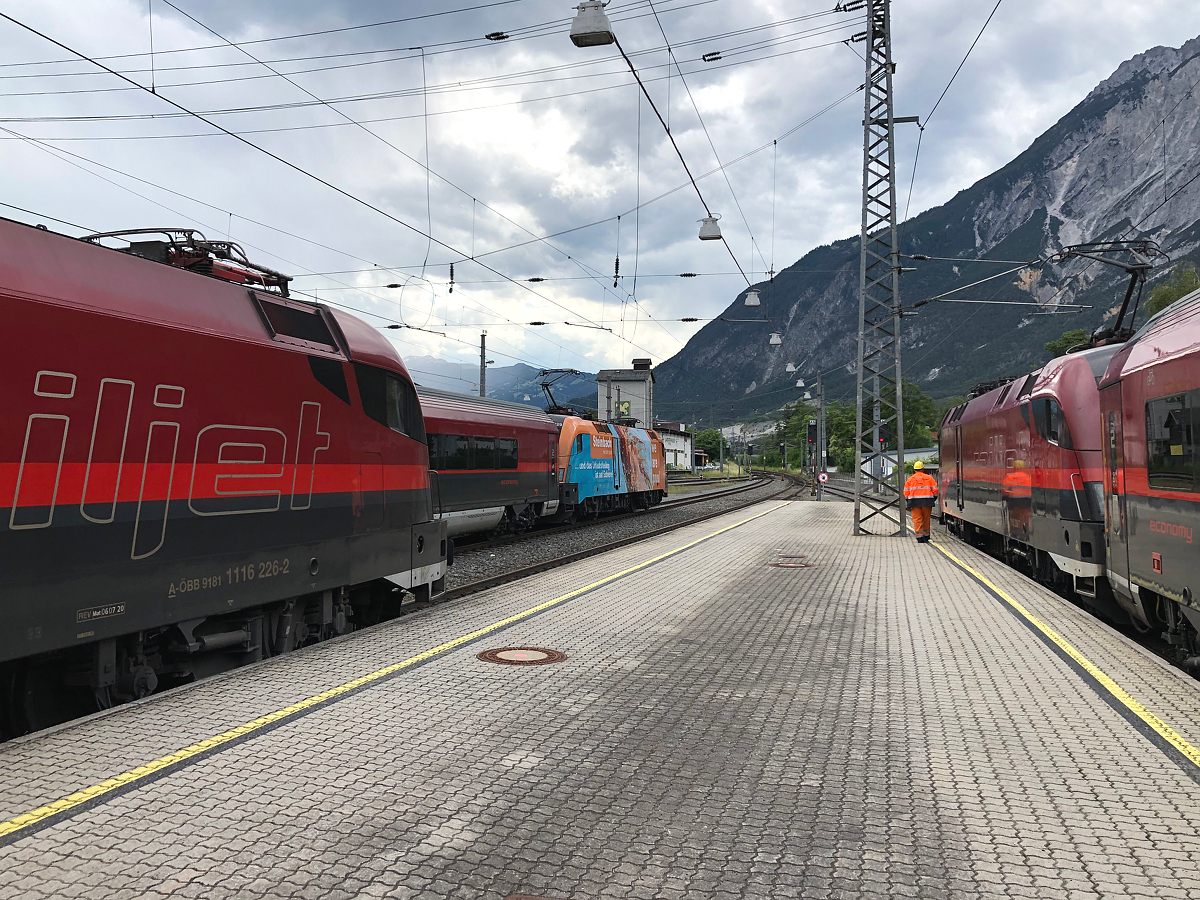 Arlbergsperre 2021: RailJet Ballung in Ötztal-Bahnhof mit Zugloks 1116 226/229/230. Aufgenommen am 27.06.2021