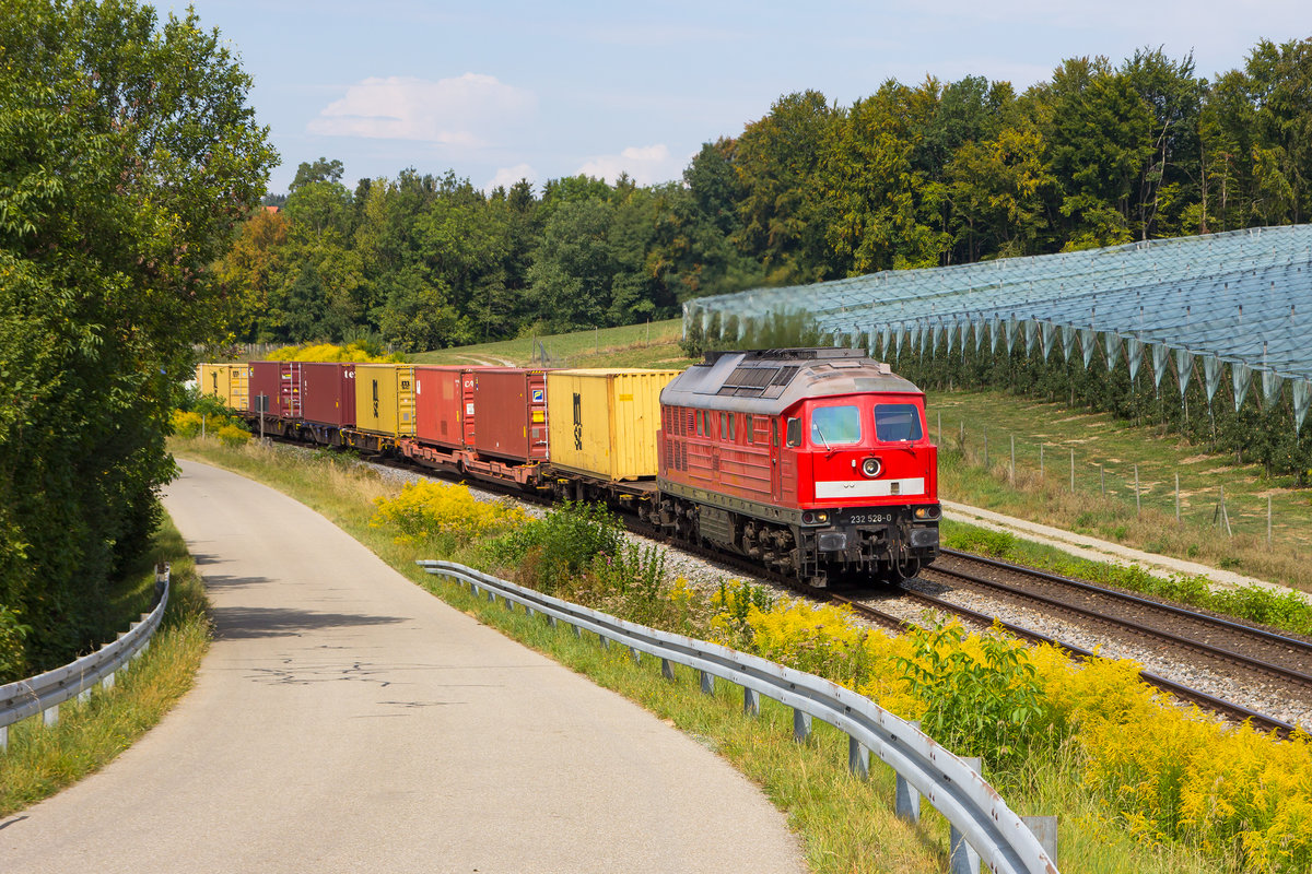 Arlbergumleiter - 232 528-0 mit einem Containerzug bei Höhenreute nach München. 23.8.18