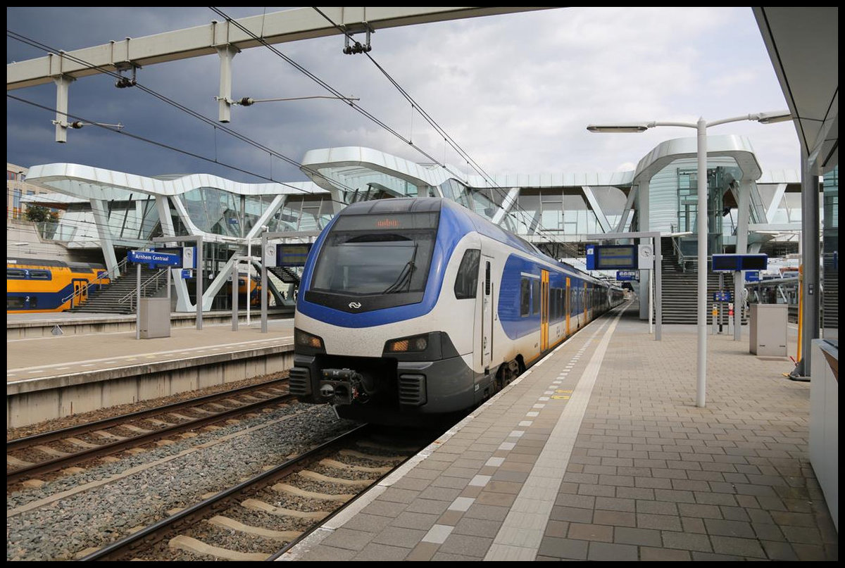 Arnhem Centraal am 3.8.2020: Um 15.27 Uhr fährt hier ein NS Flirt 3 in Richtung Utrecht ab.